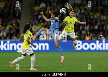 29. Juli 2023; Brisbane Stadium, Brisbane, Queensland, Australien: FIFA Women5s Fußball der Gruppe F, Frankreich gegen Brasilien; Kenza Dali aus Frankreich und Tamires aus Brasilien fordern einen Vorsprung Stockfoto