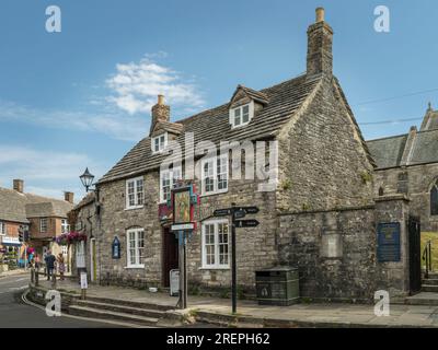 Der Platz im Zentrum von Corfe Castle im Zentrum des berühmten Dorset Dorfes. Stockfoto