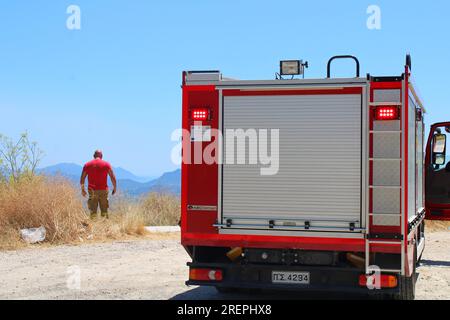 Griechischer Feuerwehrmann auf der Suche nach neuen Waldbränden von der Bergspitze in Troumpeta, Korfu Stockfoto