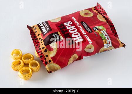 Ein geöffnetes Paket mit Aldi Foodie Market Lentil Hoops. Stockfoto