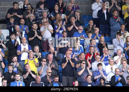 Peterborough, Großbritannien. 29. Juli 2023. Birmingham-Fans während des Minutenapplaus für Trevor Francis beim Vorsaison-Spiel Peterborough United gegen Birmingham City, im Weston Homes Stadium, Peterborough, Cambridgeshire. Kredit: Paul Marriott/Alamy Live News Stockfoto