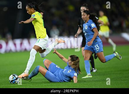 Brisbane, Australien. 29. Juli 2023. Brasiliens Adriana (1. l) tritt während des Spiels der Gruppe F zwischen Brasilien und Frankreich bei der FIFA Women's World Cup 2023 in Brisbane, Australien, am 29. Juli 2023 durch. Kredit: Li Yibo/Xinhua/Alamy Live News Stockfoto