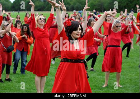 Edinburgh, Schottland, Großbritannien. 29. Juli 2023 Der größte Höhentag aller Zeiten im Holyrood Park. Eine Idee, die 2013 gegründet wurde und seitdem zu einem weltweiten Phänomen geworden ist, das die Musik von Kate Bush durch einen choreographierten Tanz zur Musik ihres klassischen Hits Wuthering Heights feiert. Kredit: Craig Brown/Alamy Live News Stockfoto