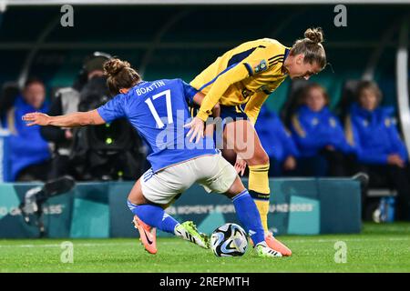 Wellington, Neuseeland. 29. Juli 2023. Lisa Boattin (L) von Italien Frauenfußballmannschaft und Ingrid Filippa Angeldal (R) von Schweden Frauenfußballmannschaft während des FIFA Frauen-Weltmeisterschaftsspiels 2023 zwischen Schweden und Italien im Wellington Regional Stadium in Aktion gesehen. Endergebnis: Schweden 5:0 Italien. Kredit: SOPA Images Limited/Alamy Live News Stockfoto
