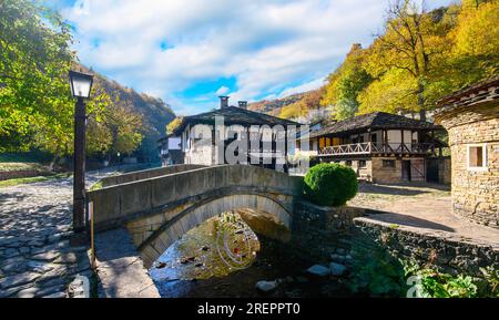 Altes traditionelles bulgarisches Haus im architektonischen Ethnographiekomplex Etar (Etara) in der Nähe der Stadt Gabrovo, Bulgarien. Stockfoto