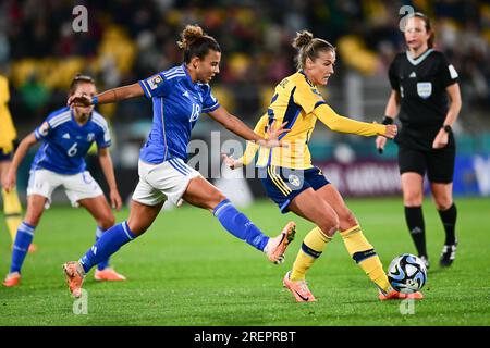 Wellington, Neuseeland. 29. Juli 2023. Arianna Caruso (L) von Italien Fußballmannschaft für Frauen und Ingrid Filippa Angeldal (R) von Schweden Fußballmannschaft für Frauen in Aktion während des FIFA Frauen-Weltmeisterschaftsspiels 2023 zwischen Schweden und Italien im Wellington Regional Stadium. Endergebnis: Schweden 5:0 Italien. (Foto: Luis Veniegra/SOPA Images/Sipa USA) Guthaben: SIPA USA/Alamy Live News Stockfoto