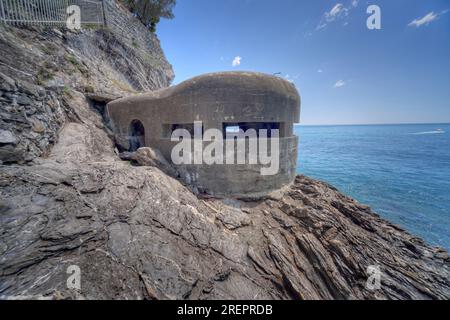 Monterosso al Mare, Ligurien, Italien - 05/20/2016 - deutscher WW2 (II. Weltkrieg) Bunker oder Pillbox in Cinque Terre in der Stadt Monterosso al Mare. Stockfoto