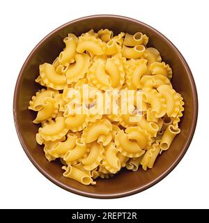 Getrocknete Makkaroni-Hahnenmuscheln. Pasta in einer Keramikschüssel, isoliert auf weißem Hintergrund. Datei enthält Beschneidungspfad. Stockfoto