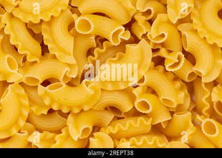 Getrocknete Makkaroni-Jakobsmuscheln. Pasta vermicelli Textur, Nudeln Hintergrund. Draufsicht. Stockfoto