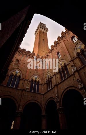 Torre del Mangia (Mangiaturm) am Palazzo Pubblico (der öffentliche Palast) in Siena, Toskana, Italien, wie man von innen aus den Palast sieht. Stockfoto