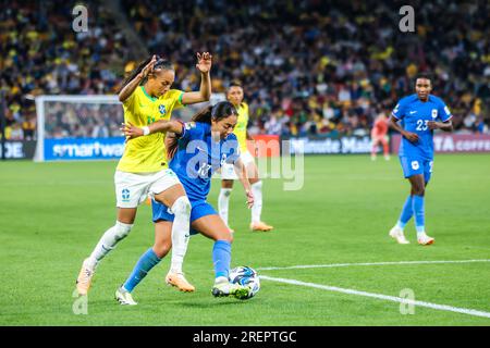 Brisbane, Queensland, Australien. 29. Juli 2023. BRISBANE, AUSTRALIEN - 29. JULI: Selma Bacha von Frankreich kommt an ADRIANA von Brasilien vorbei, während Brasilien Frankreich bei der FIFA Women's World Cup Australia & Neuseeland 2023 im Brisbane Stadium spielt am 29. Juli 2023 (Kreditbild: © Chris Putnam/ZUMA Press Wire) REDAKTIONELLE VERWENDUNG! Nicht für den kommerziellen GEBRAUCH! Kredit: ZUMA Press, Inc./Alamy Live News Stockfoto