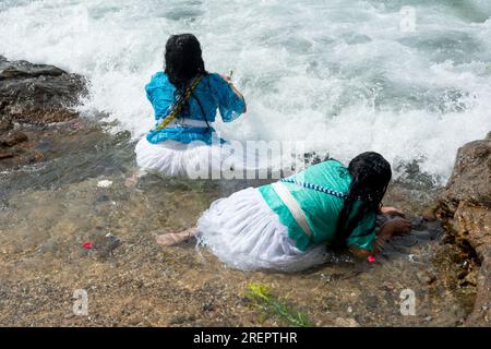 Salvador, Bahia, Brasilien - 02. Februar 2017: Während des Iemanja Festivals in Salv sehen Sie Kerzenmenschen beim Baden im Wasser des Rio Vermelho Beach Stockfoto