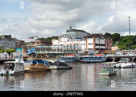 Valenca, Bahia, Brasilien - 10. Januar 2023: Panoramablick auf den Fluss Una und den Stadtrand von Valenca mit Geschäftsgebäuden. Bahia Brasilien Stockfoto