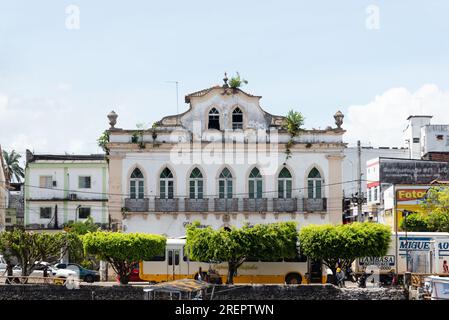Valenca, Bahia, Brasilien - 10. Januar 2023: Blick auf das Rathaus der Stadt Valenca im Fluss Una. Bahia Brasilien. Stockfoto