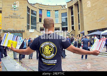 Glasgow, Schottland, Vereinigtes Königreich 29. Juli 2023. Lez und Freiheits-Ticker-Präsentation Protest gegen die britischen Jungen führten einen Protest gegen die bargeldlose Gesellschaft und persönliche Freiheiten, einschließlich Ulez unter dem Blick der gordon Dewar-Statue auf der buchanan-Treppe im königlichen Konzertsaal und eine persönliche Präsentation Ihrer Rechte mit der Polizei Das Gesetz auf der buchanan Street. Credit Gerard Ferry/Alamy Live News Stockfoto