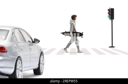 Auto an einer Fußgängerüberquerung und ein afroamerikanischer Typ mit einem Longboard und auf weißem Hintergrund zu Fuß unterwegs Stockfoto