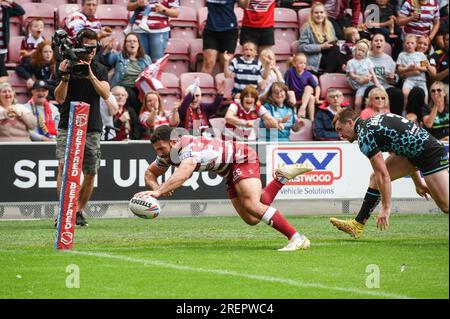 Wigan, England - 29. Juli 2023 - Abbas Miski von Wigan Warriors erzielt einen Versuch. Rugby League Betfred Super League , Wigan Warriors vs Leigh Leopards im DW Stadium, Wigan, UK Kredit: Dean Williams/Alamy Live News Stockfoto