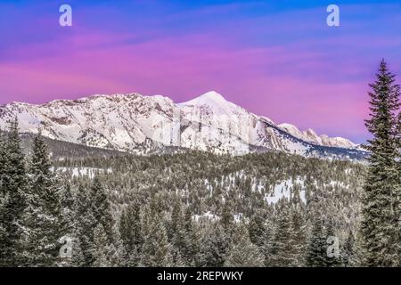 Vor der Morgendämmerung über dem Gipfel von Sacagawea im Winter in den bridger Mountains bei bozeman, montana Stockfoto