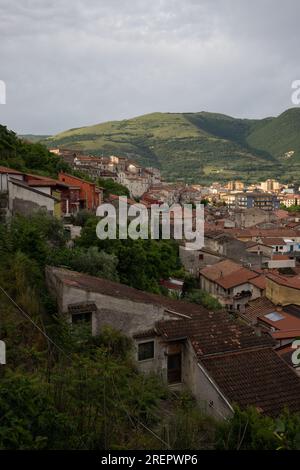 Italienisches Bergdorf, eingebettet in die Natur, atemberaubende Aussicht auf die Landschaft von Polla, Kampanien, Salerno, Italien Stockfoto