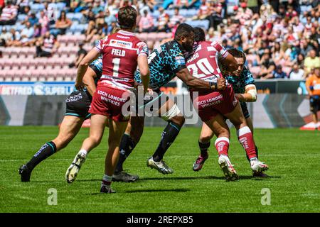 Wigan, Großbritannien. 29. Juli 2023 Patrick Mago der Warriors wird am Samstag, den 29. Juli 2023, beim Betfred Super League-Spiel zwischen Wigan Warriors und Leigh Leopards im DW Stadium in Wigan angegriffen. (Foto: Ian Charles | MI News) Guthaben: MI News & Sport /Alamy Live News Stockfoto