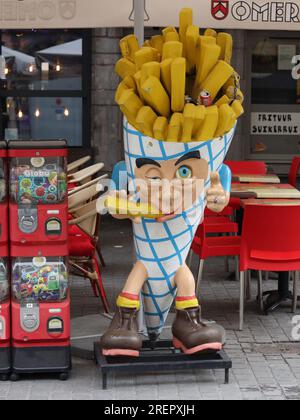 French Fry Guy Werbung vor einem belgischen Pommes-Laden in Antwerpen, Belgien Stockfoto