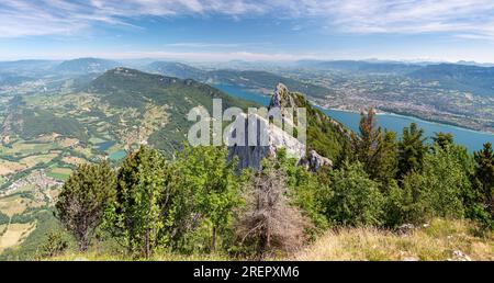 Panoramablick auf den „Dent du Chat“ (Katzenzahn), einen Berg über dem Lake Bourget („Lac du Bourget“ auf französisch). Stockfoto