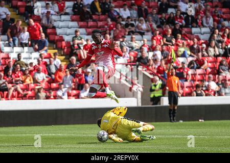 Devante Cole #44 von Barnsley Jumps Crews Keeper Harvey Davies während des Vorsaison Freundschaftsspiels Barnsley gegen Crewe Alexandra in Oakwell, Barnsley, Großbritannien, 29. Juli 2023 (Foto von Mark Cosgrove/News Images) Stockfoto