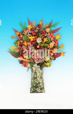 Surreales Herbstdesign Thanksgiving lebendiges Naturbaumkonzept mit Blättern, Blumen, Beerenfrüchten und Nüssen auf abgestuftem türkisfarbenem Hintergrund. Samhain har Stockfoto