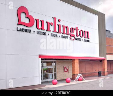 Springfield, Missouri - 22. Oktober 2022: Kaufhaus Burlington. Burlington ist ein US-amerikanischer Einzelhändler mit Sonderpreisen. Editorial Stockfoto