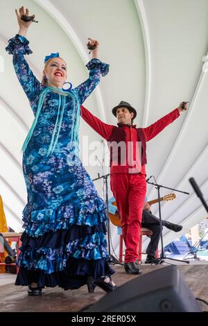 London, Großbritannien. 29. Juli 2023 Die Mitglieder der Illusion Flamenca treten auf der Bühne der Feria de Londres auf, einer Feier der andalusischen und spanischen Kultur, die dieses Jahr im Wembley Park stattfindet. Flamenco-Tänzer, Musiker, spanisches Essen und mehr sind in diesem familienfreundlichen Wochenendevent zu finden. Kredit: Stephen Chung / Alamy Live News Stockfoto
