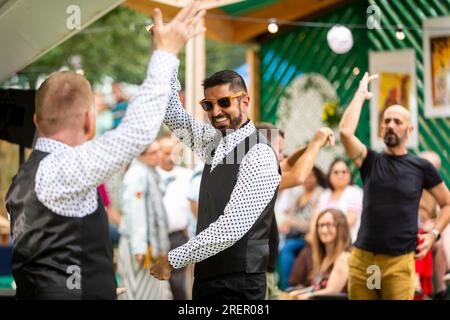 London, Großbritannien. 29. Juli 2023 Mitglieder der Illusion Flamenca treten in der Feria de Londres auf, einer Feier der andalusischen und spanischen Kultur, die dieses Jahr im Wembley Park stattfindet. Flamenco-Tänzer, Musiker, spanisches Essen und mehr sind in diesem familienfreundlichen Wochenendevent zu finden. Kredit: Stephen Chung / Alamy Live News Stockfoto