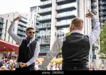 London, Großbritannien. 29. Juli 2023 Mitglieder der Illusion Flamenca treten in der Feria de Londres auf, einer Feier der andalusischen und spanischen Kultur, die dieses Jahr im Wembley Park stattfindet. Flamenco-Tänzer, Musiker, spanisches Essen und mehr sind in diesem familienfreundlichen Wochenendevent zu finden. Kredit: Stephen Chung / Alamy Live News Stockfoto