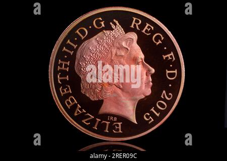 2015 2-Pence-Münzträger mit dem 4.-Münzporträt von Königin Elizabeth II. Von Ian Rank Broadley Stockfoto