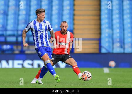 Sheffield, Großbritannien. 29. Juli 2023. Sheffield Wednesday Mittelfeldspieler Josh Windas (11) Luton Town Mittelfeldspieler Allan Campbell (22) während des Sheffield Wednesday FC vs Luton Town FC Pre-Season Friendly im Hillsborough Stadium, Sheffield, Großbritannien am 29. Juli 2023 Credit: Every Second Media/Alamy Live News Stockfoto