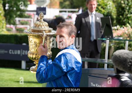 Ascot, Berkshire, Großbritannien. 29. Juli 2023. Jim Crowley hält die Trophäe hoch, nachdem er das King George Rennen gewonnen hat. Prinzessin Anne, die Prinzessin Royal, präsentierte den Besitzer, Trainer und Jockey für die Einsätze King George VI. Und Queen Elizabeth QIPCO. Das Rennen gewann das Pferd Hukum, das von Jockey Jim Crowley geritten wurde. Scheich Hissa und ihr Mann Scheich Maktoum bin Majid Al Maktoum erhielten die Trophäe von der Prinzessin Royal. Eigentümer und Breeder Shadwell Estate Company Ltd Trainer Owen Burrows, Lambourn. Kredit: Maureen McLean/Alamy Live News Stockfoto