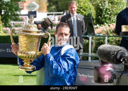 Ascot, Berkshire, Großbritannien. 29. Juli 2023. Jim Crowley hält die Trophäe hoch, nachdem er das King George Rennen gewonnen hat. Prinzessin Anne, die Prinzessin Royal, präsentierte den Besitzer, Trainer und Jockey für die Einsätze King George VI. Und Queen Elizabeth QIPCO. Das Rennen gewann das Pferd Hukum, das von Jockey Jim Crowley geritten wurde. Scheich Hissa und ihr Mann Scheich Maktoum bin Majid Al Maktoum erhielten die Trophäe von der Prinzessin Royal. Eigentümer und Breeder Shadwell Estate Company Ltd Trainer Owen Burrows, Lambourn. Kredit: Maureen McLean/Alamy Live News Stockfoto