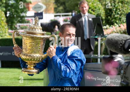 Ascot, Berkshire, Großbritannien. 29. Juli 2023. Jim Crowley hält die Trophäe hoch, nachdem er das King George Rennen gewonnen hat. Prinzessin Anne, die Prinzessin Royal, präsentierte den Besitzer, Trainer und Jockey für die Einsätze King George VI. Und Queen Elizabeth QIPCO. Das Rennen gewann das Pferd Hukum, das von Jockey Jim Crowley geritten wurde. Scheich Hissa und ihr Mann Scheich Maktoum bin Majid Al Maktoum erhielten die Trophäe von der Prinzessin Royal. Eigentümer und Breeder Shadwell Estate Company Ltd Trainer Owen Burrows, Lambourn. Kredit: Maureen McLean/Alamy Live News Stockfoto