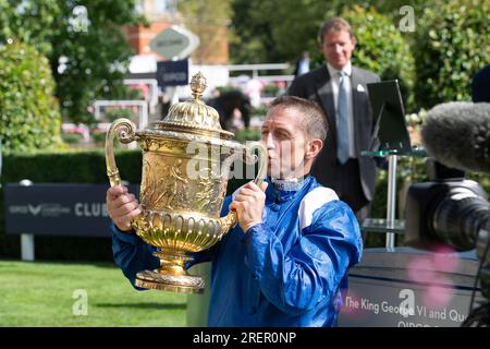 Ascot, Berkshire, Großbritannien. 29. Juli 2023. Jim Crowley hält die Trophäe hoch, nachdem er das King George Rennen gewonnen hat. Prinzessin Anne, die Prinzessin Royal, präsentierte den Besitzer, Trainer und Jockey für die Einsätze King George VI. Und Queen Elizabeth QIPCO. Das Rennen gewann das Pferd Hukum, das von Jockey Jim Crowley geritten wurde. Scheich Hissa und ihr Mann Scheich Maktoum bin Majid Al Maktoum erhielten die Trophäe von der Prinzessin Royal. Eigentümer und Breeder Shadwell Estate Company Ltd Trainer Owen Burrows, Lambourn. Kredit: Maureen McLean/Alamy Live News Stockfoto