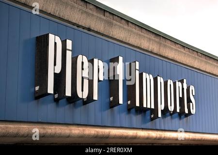 Springfield, Missouri - 20. März 2019: Pier 1 Imports ist ein Einzelhändler mit Sitz in Fort Worth, Texas, der sich auf importierte Möbel und Dekorationen spezialisiert hat. Stockfoto