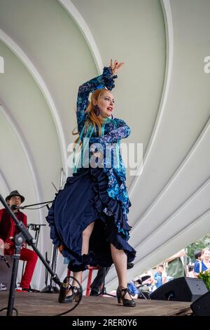 London, Großbritannien. 29. Juli 2023 Ein Mitglied der Illusion Flamenca tritt auf der Bühne der Feria de Londres auf, einer Feier der andalusischen und spanischen Kultur, die dieses Jahr im Wembley Park stattfindet. Flamenco-Tänzer, Musiker, spanisches Essen und mehr sind in diesem familienfreundlichen Wochenendevent zu finden. Kredit: Stephen Chung / Alamy Live News Stockfoto