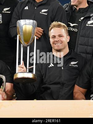 Melbourne, Australien. 29. Juli 2023. Sam Cane erhält die Trophäe „Rugby Championship“ nach dem Testspiel Neuseeland All Blacks gegen Australian Wallabies Bledisloe Cup und Rugby Championship am Samstag, den 29. Juli 2023 im MCG, Melbourne, Australien. Kredit: Alamy Live News Stockfoto