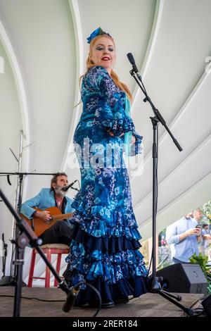 London, Großbritannien. 29. Juli 2023 Ein Mitglied der Illusion Flamenca tritt auf der Bühne der Feria de Londres auf, einer Feier der andalusischen und spanischen Kultur, die dieses Jahr im Wembley Park stattfindet. Flamenco-Tänzer, Musiker, spanisches Essen und mehr sind in diesem familienfreundlichen Wochenendevent zu finden. Kredit: Stephen Chung / Alamy Live News Stockfoto