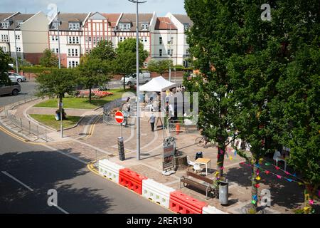 Ein sehr geschäftiges Stadtzentrum von Hoylake während der Open Golf Championship 151., die im Juli 2023 stattfand. Stockfoto