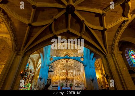 Großer Altar gewidmet San Miguel, Kirche St. Nicolas de Bari in Burgos. Provinz Burgos, Autonome Gemeinschaft Kastilien-Leon, Spanien. Stockfoto