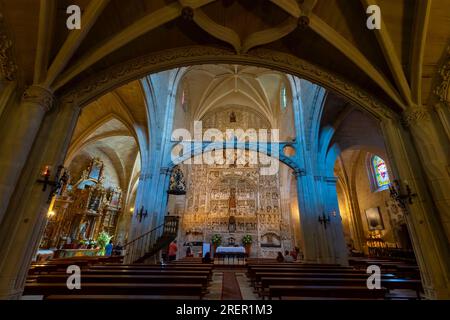 Großer Altar gewidmet San Miguel, Kirche St. Nicolas de Bari in Burgos. Provinz Burgos, Autonome Gemeinschaft Kastilien-Leon, Spanien. Stockfoto