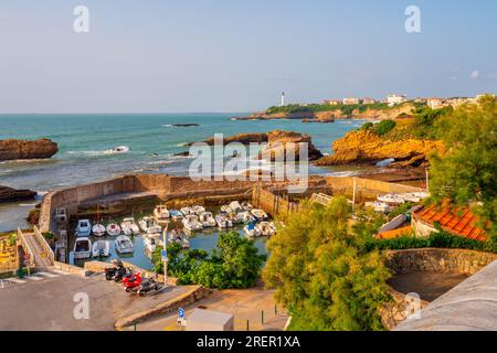 Fischerboote im kleinen Hafen an der Küste in Biarritz, Südwesten Frankreichs Stockfoto