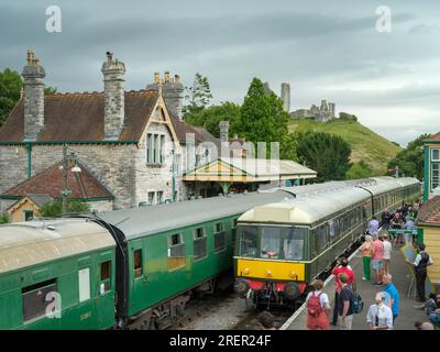 Eine Diesellokomotive nähert sich dem Bahnhof Corfe Castle. Die preisgekrönte Swanage Railway Company wird von Freiwilligen geleitet und verkehrt zwischen Wareha Stockfoto