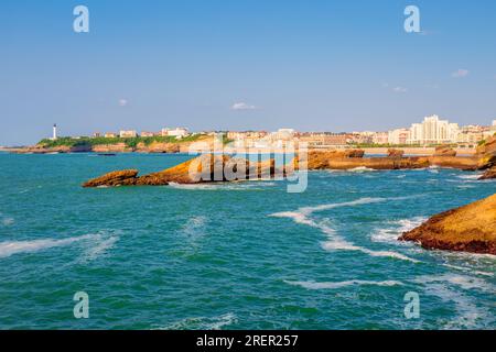 Felsformationen vor der Küste von Biarritz im Südwesten Frankreichs am Sommerabend Stockfoto