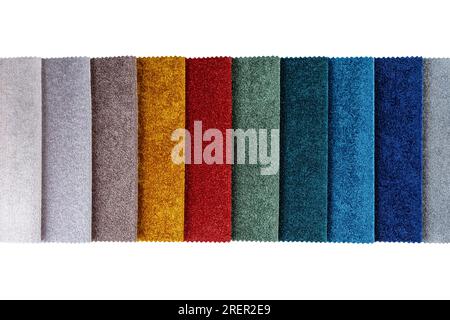 Bunte Textilproben, isoliert auf weißem Hintergrund. Stofffelder, die in verschiedenen Farben zur Auswahl stehen. Verschiedene Polstermaterialien für Pelze Stockfoto