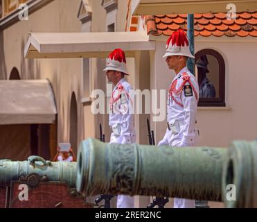 Monte Carlo, Monaco, Französische Riviera - 26. Mai 2016: Wachen und Kanonen am Prinzenpalast auf dem Palastplatz in Monte Carlo, Monaco. Stockfoto
